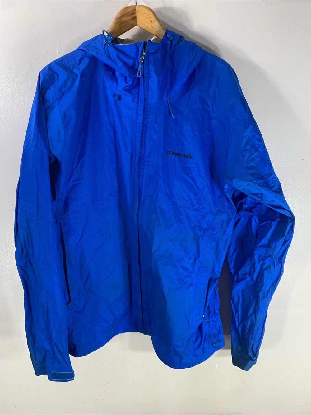 This is a Patagonia men’s XL lightweight hooded shell/rain jacket, made in Vietn